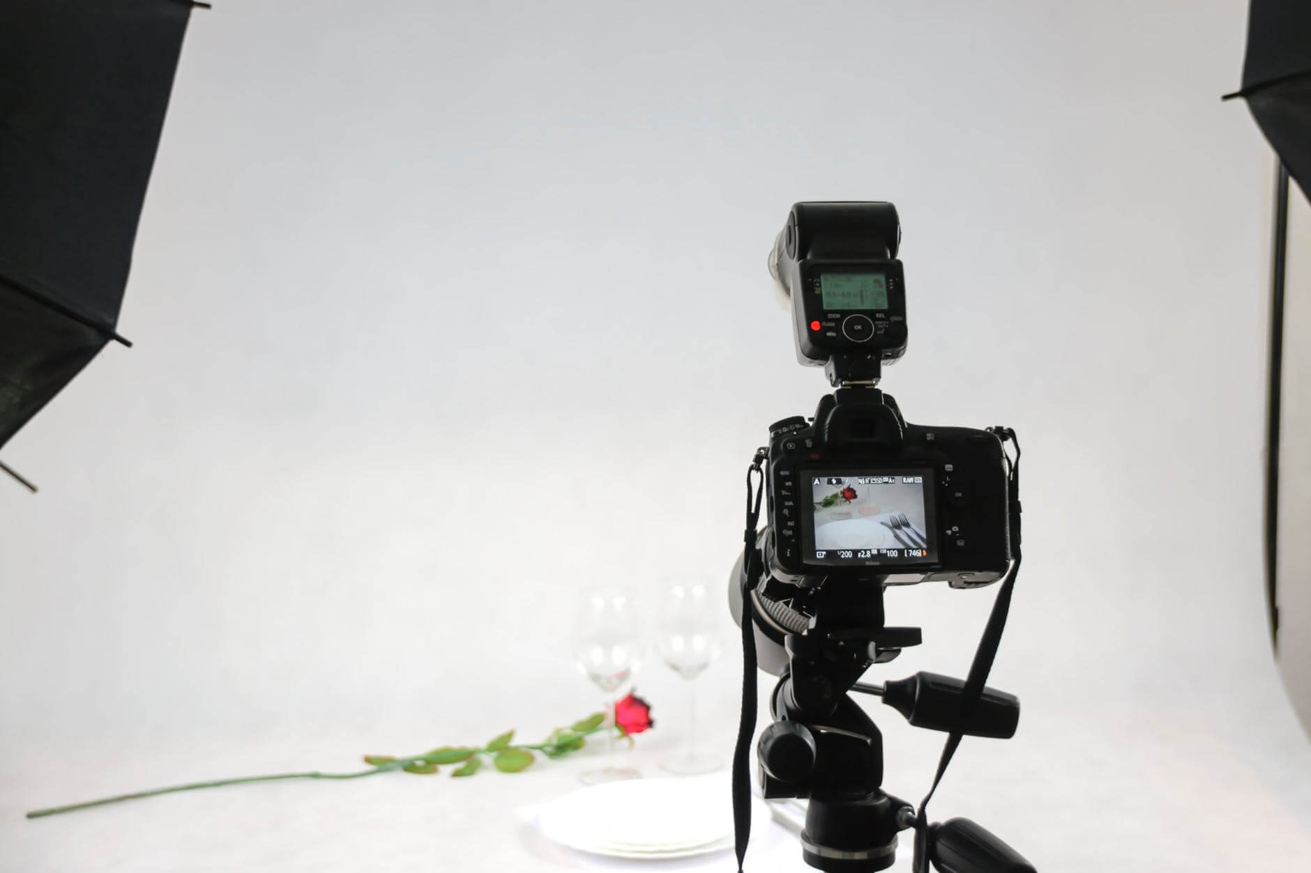 A professional camera set up that is ready for a photo shooting.