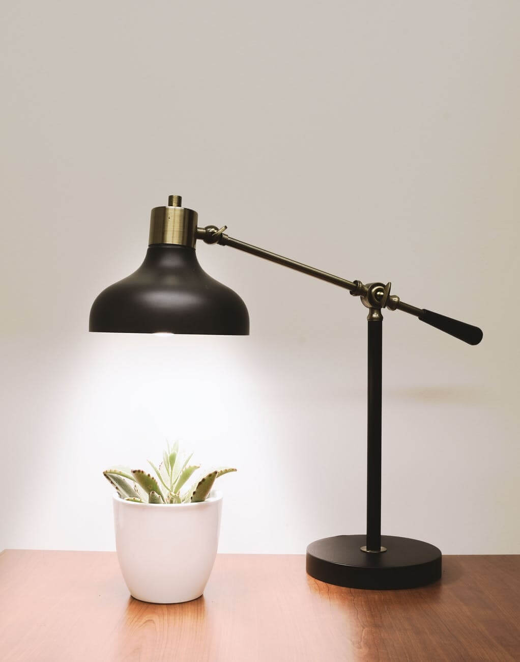 Tabletop desk lamp for lighting videos.