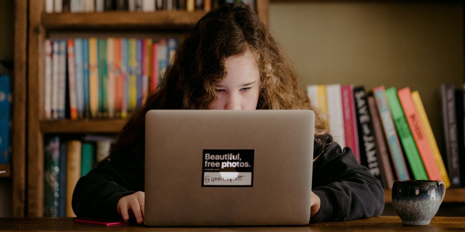 What is Distance Learning? Definitions, Examples & More | Learnworlds Blog