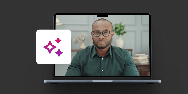 Portátil con la grabación de un curso y el icono del asistente de IA de LearnWorlds.