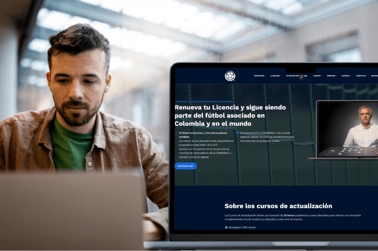 Hombre trabajando en un portátil junto a la web de una academia de renovación de licencias de fútbol de la FCF en Colombia.