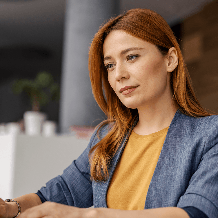 Mujer trabajando concentrada en su escritorio.