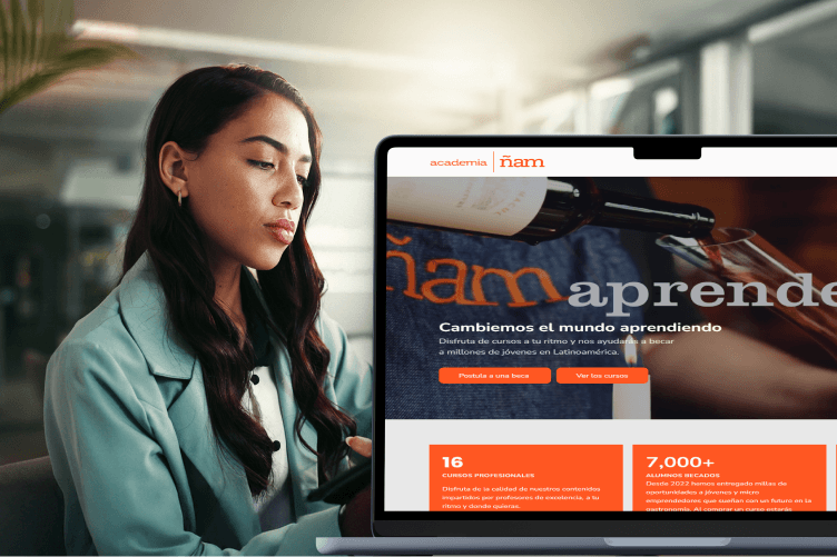 Mujer con un móvil junto a la web de Academia Ñam, plataforma de cursos con becas para jóvenes en Latinoamérica.