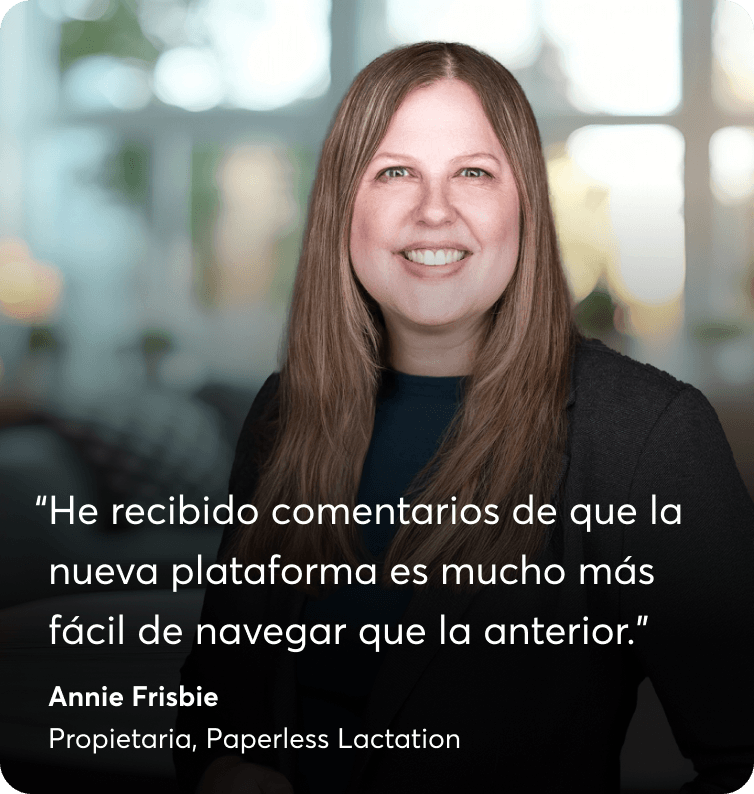 Annie Frisbie, propietaria de Paperless Lactation, sonriendo, con su testimonio sobre LearnWorlds.