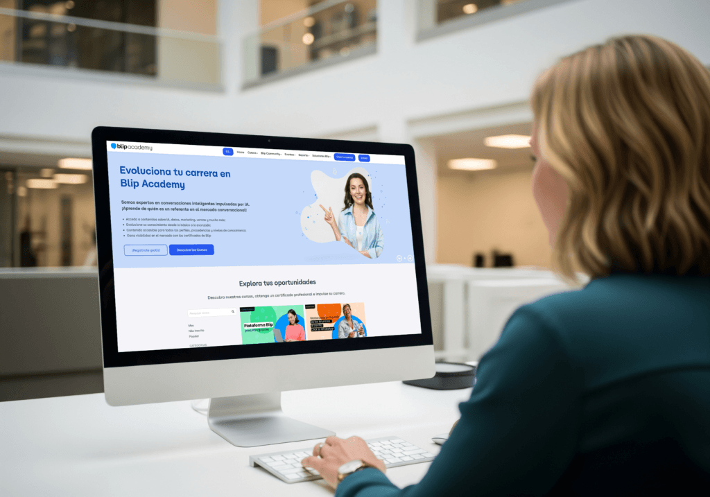 Mujer viendo Blip Academy, la academia de formación de clientes creada con LearnWorlds, en un ordenador de escritorio.