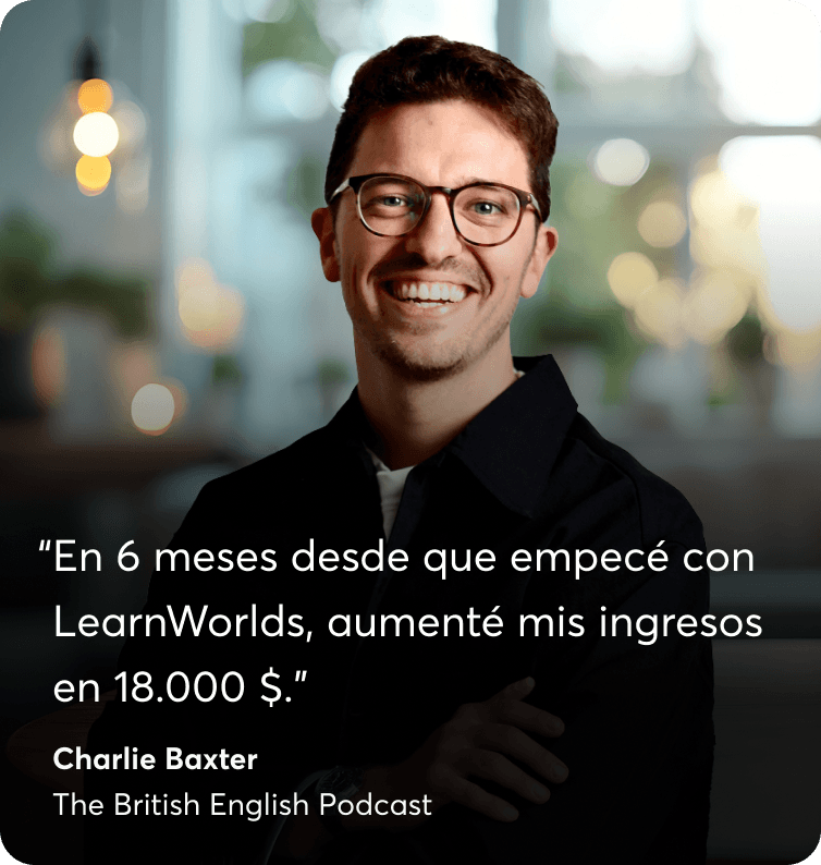 Charlie Baxter, de The British English Podcast, sonriendo, con su testimonio sobre LearnWorlds.