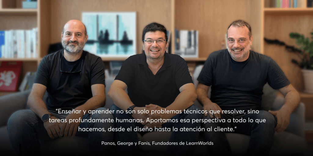 Panos, George y Fanis, fundadores de LearnWorlds, sentados juntos, con su cita sobre enseñanza y aprendizaje.