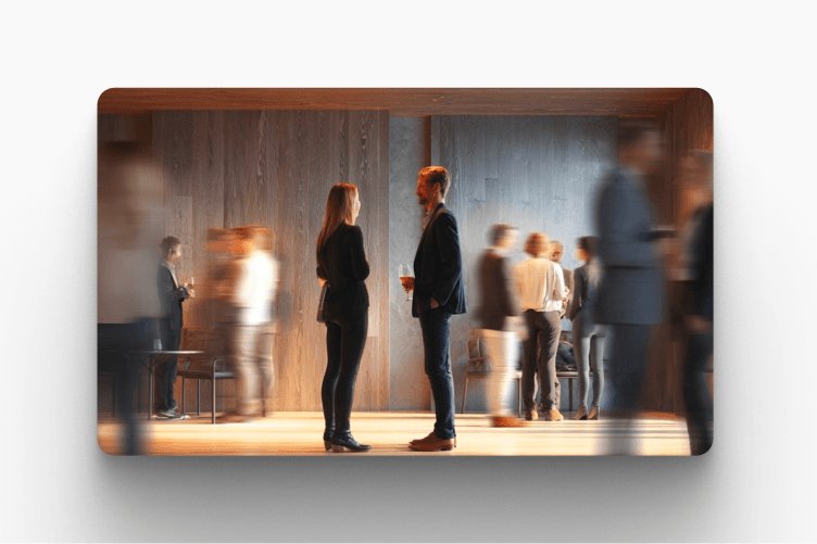 Asistentes conversando durante un evento de networking.