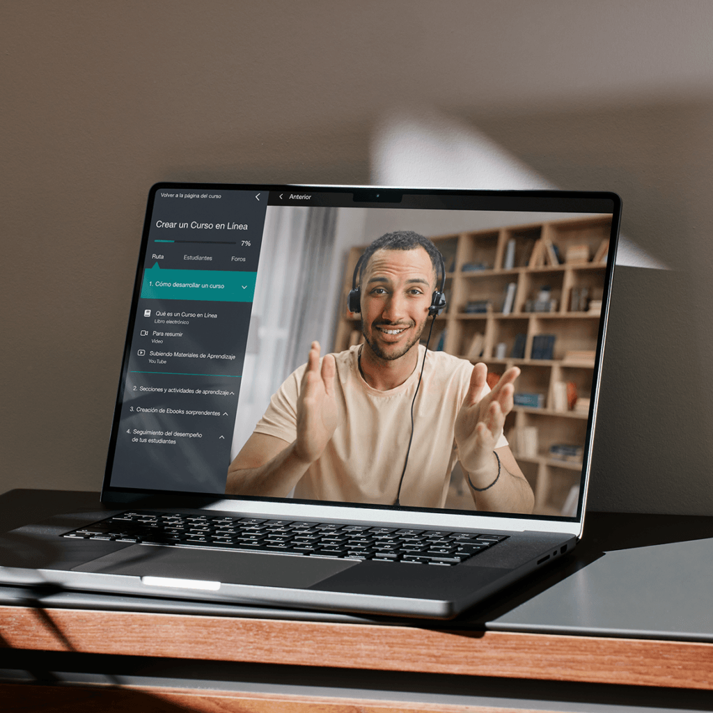 Curso online en LearnWorlds visto en un portátil, con la lección en vídeo y el índice del curso.