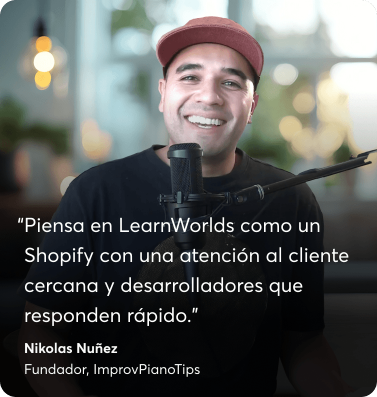 Nikolas Nuñez, fundador de ImprovPianoTips, ante un micrófono, con su testimonio sobre LearnWorlds.