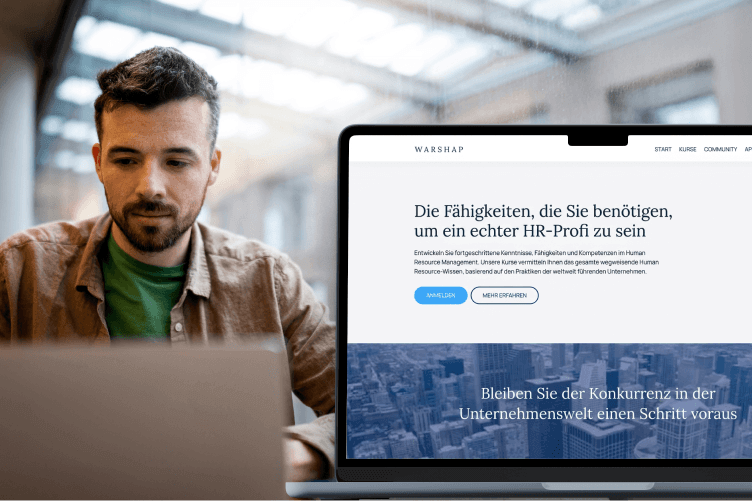 Mann am Laptop mit einer Schulungswebsite für HR-Weiterbildung im eigenen Branding