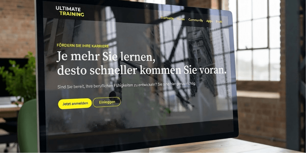 Monitor mit der Startseite einer Online-Akademie für berufliche Weiterbildung