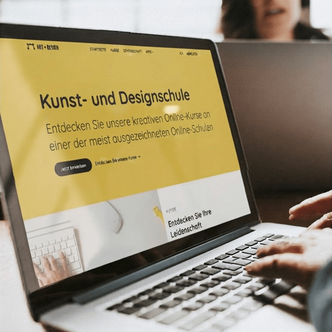 Laptop mit der Startseite einer Online-Akademie für Kunst und Design