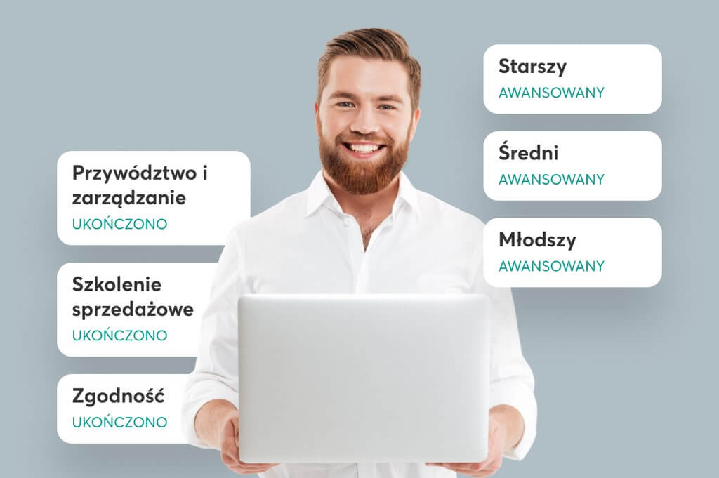 Uśmiechnięty pracownik z laptopem na tle oznaczeń ukończonych szkoleń i poziomów zaawansowania.