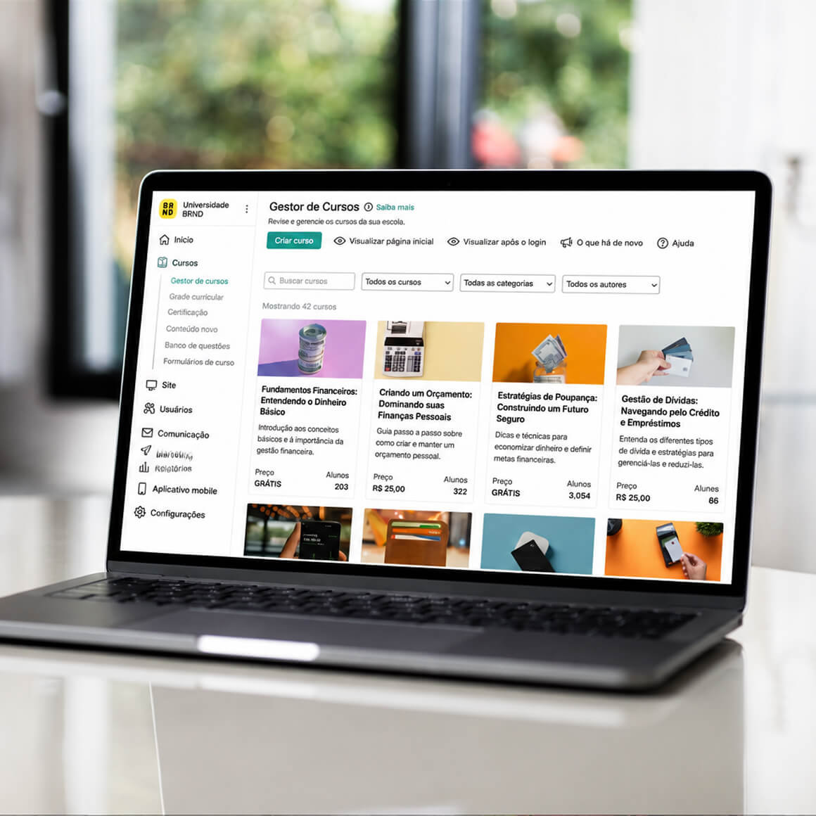 Painel da LearnWorlds com cursos de finanças pessoais no gestor de cursos
