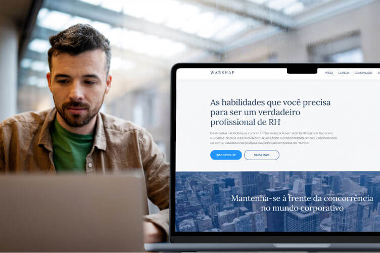 Profissional usando uma plataforma de cursos de RH criada com a LearnWorlds