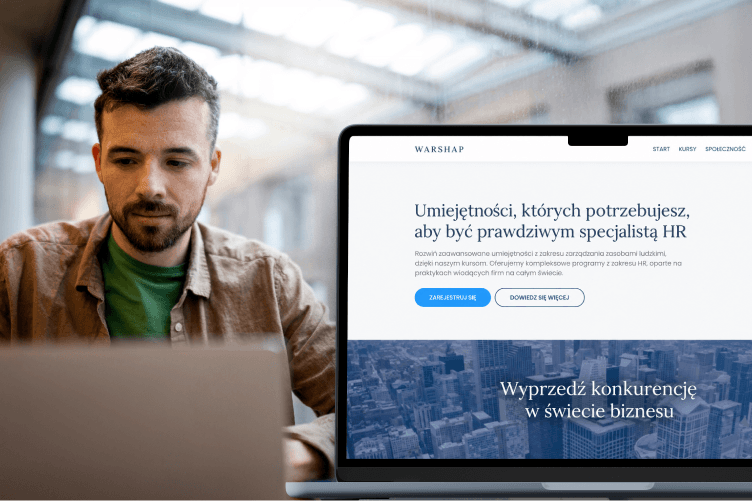 Specjalista ds. szkoleń pracujący na laptopie obok platformy do szkoleń online.