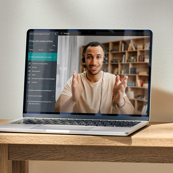 Curso online com vídeo aberto no notebook