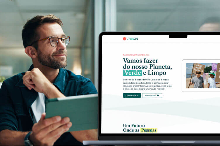 Profissional de uma ONG ambiental ao lado do site da organização no notebook
