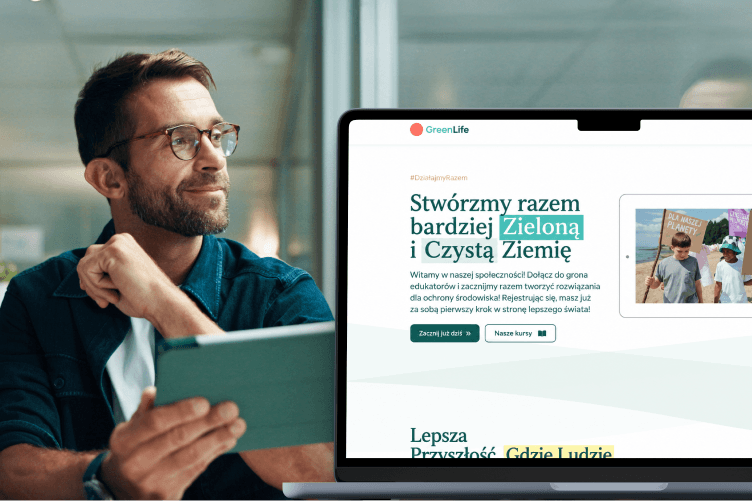 Specjalista ds. edukacji trzymający tablet obok platformy do nauki online.
