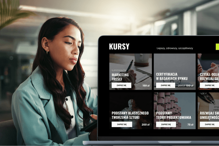 Twórczyni kursów pracująca na laptopie wyświetlającym stronę z kursami online.